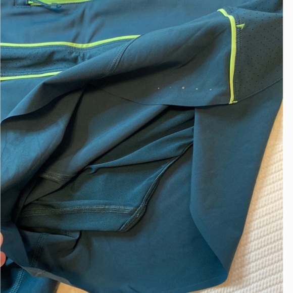 Athleta Run With It Short in Oceanic Teal Green Print with Piping - Picture 6 of 6